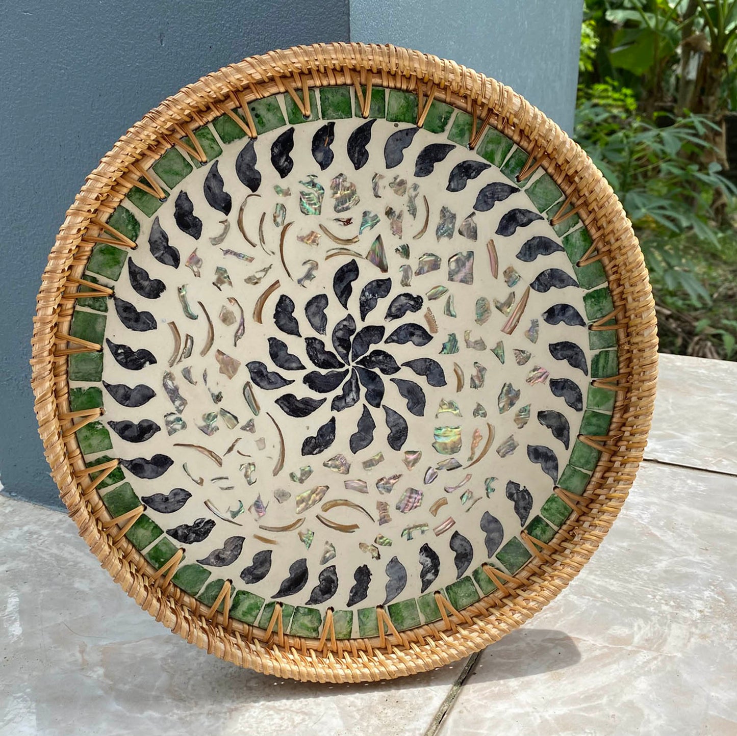 11.8' Wicker Round Rattan Mother of Pearl Serving Basket Tray for Décor Coffee Table (Black Daisy)